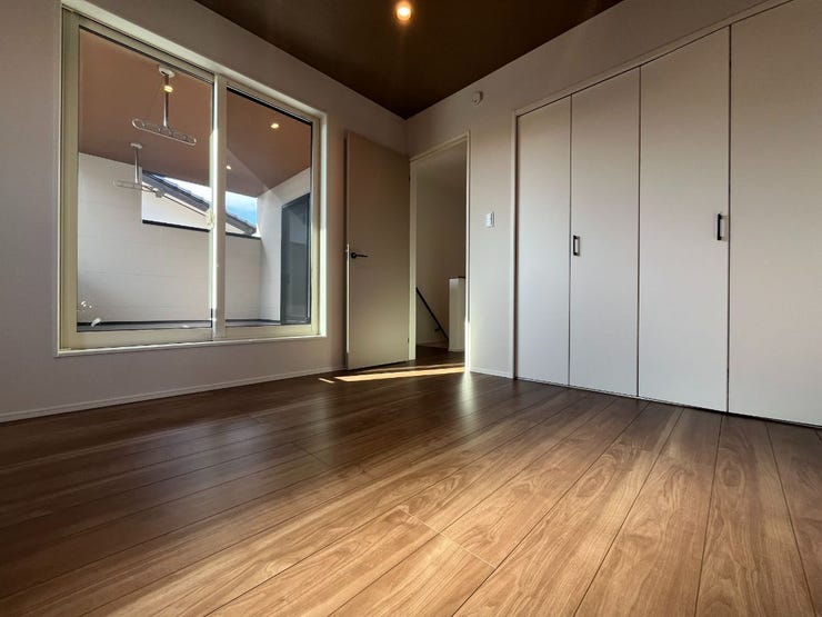 2階7畳の洋室です。大きな窓からバルコニーに出ることができます。主寝室におすすめのお部屋です。