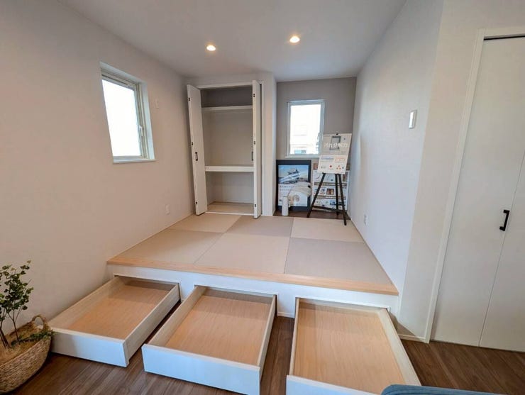 リビング横の畳コーナーの下部は引き出し収納となっております。