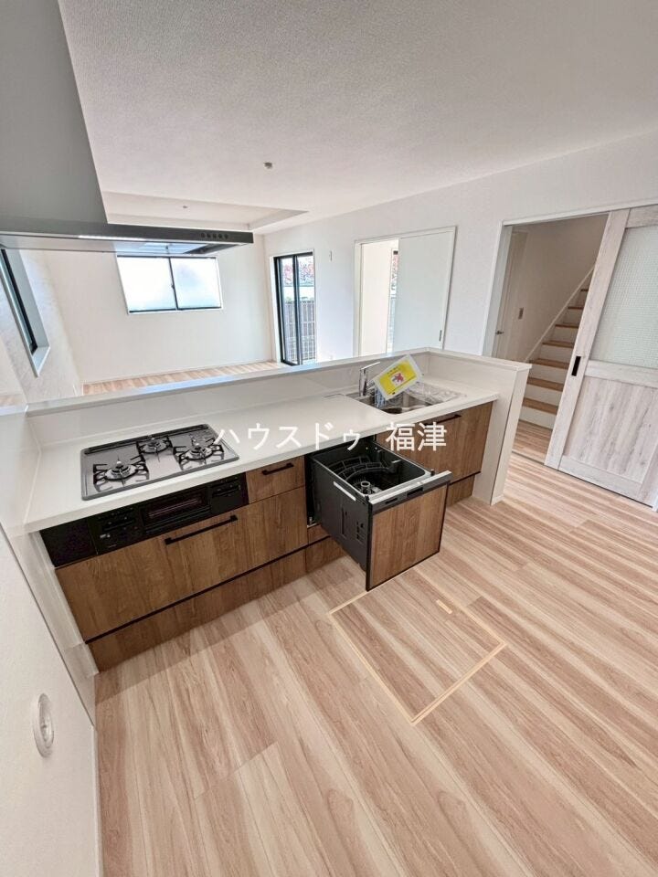 3口コンロや食洗器、浄水器など
家事に役立つアイテム多数!毎日の家事も捗りそうです♪
《福岡市東区名島4丁目 新築戸建て》