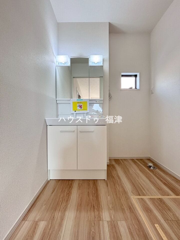 お手入れしやすく使いやすい3面鏡付きの洗面台。
収納スペースも広く、洗剤や掃除道具をたっぷりと収納できます。
《福岡市東区名島4丁目 新築戸建て》