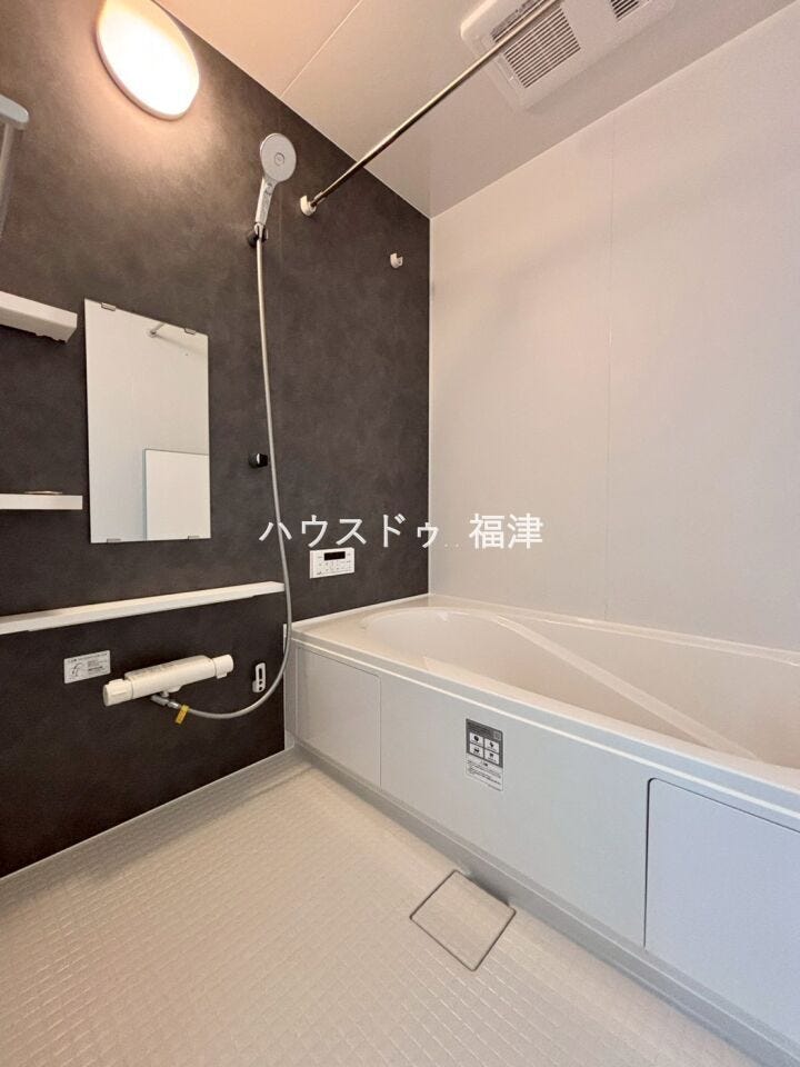 ゆとりのある浴室。足を伸ばしてご入浴いただけます。
1日の疲れを存分と癒してください。
《福岡市東区名島4丁目 新築戸建て》