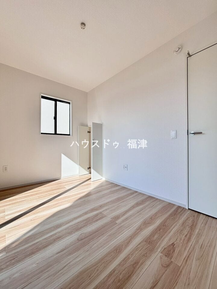 リビングから続く洋室はゴロンと横になれて便利です。
客間として、洗濯物を畳むスペースとしても使用できます^^
《福岡市東区名島4丁目 新築戸建て》