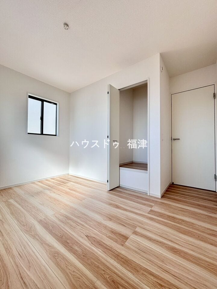 約5.6帖の洋室です♪
全居室フローリング住宅♪
《福岡市東区名島4丁目 新築戸建て》
