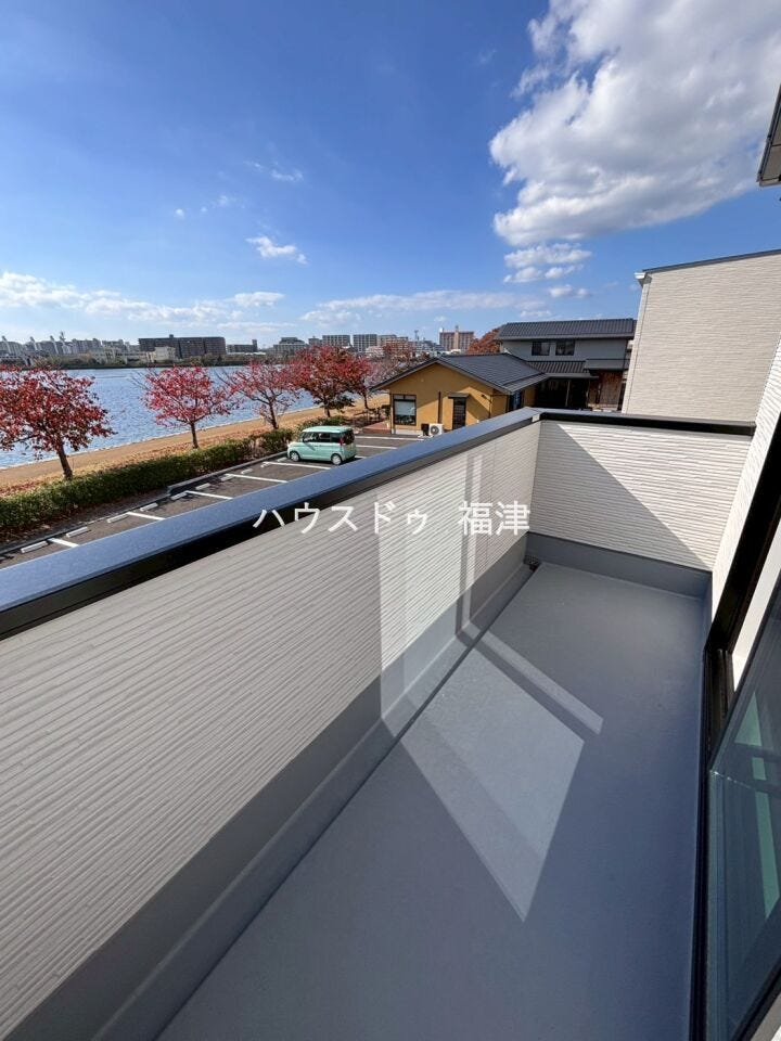 バルコニーからは多々良川が眺められます^^
紅葉も楽しめますよ♪
《福岡市東区名島4丁目 新築戸建て》