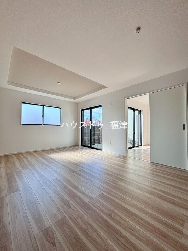 LDKは約17帖!
大きなテレビを置いたり…ソファーを置いたり…
想像が膨らみますね^^
《福岡市東区名島4丁目 新築戸建て》