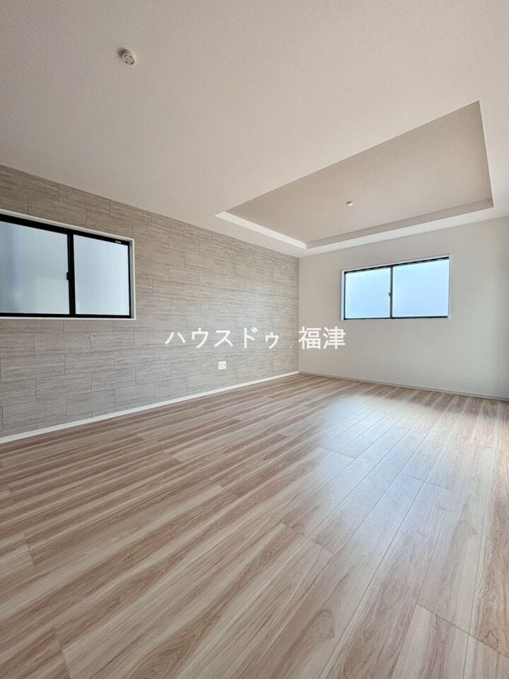 広々としたリビングは、ホワイトと木目調の内装。
落ち着いた雰囲気に包まれて、
ゆったりと家族団らんのひとときを過ごせます♪
《福岡市東区名島4丁目 新築戸建て》