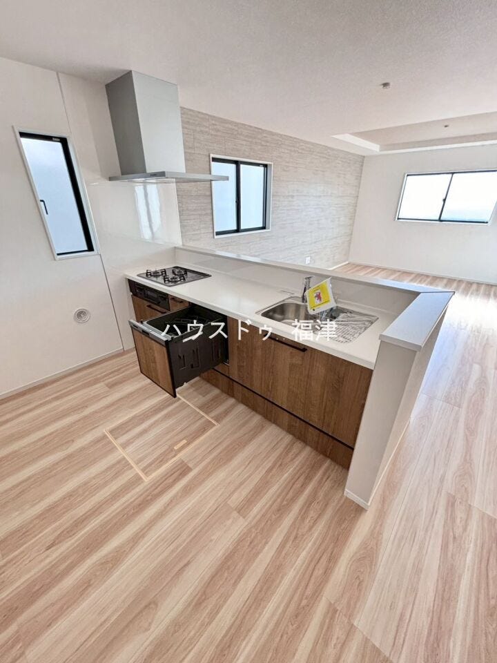 誰もが使いやすいデザインのキッチン♪
お料理をしている最中でも
リビングにいるご家族との会話を楽しめます。
《福岡市東区名島4丁目 新築戸建て》