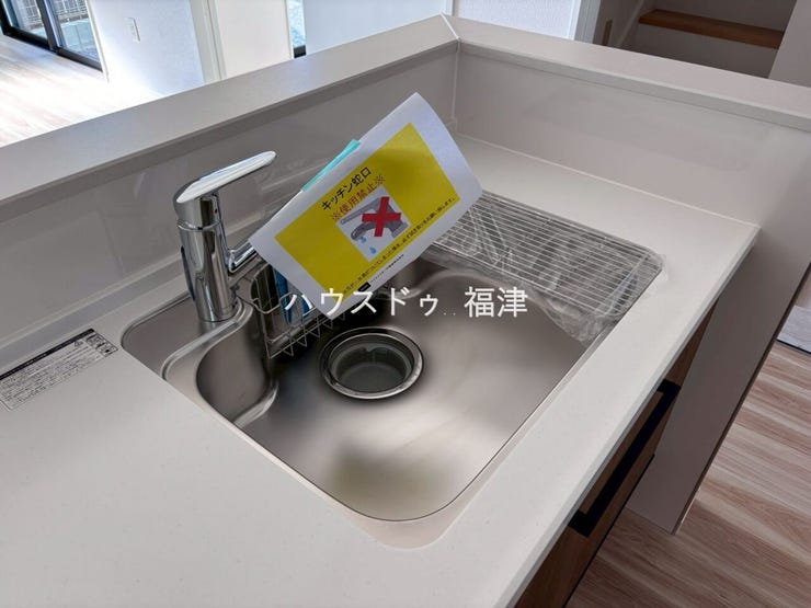 大きめのシンクで洗い物のストレス削減!
蛇口の先端に浄水器を内蔵しているため場所をとりません。
《福岡市東区名島4丁目 新築戸建て》