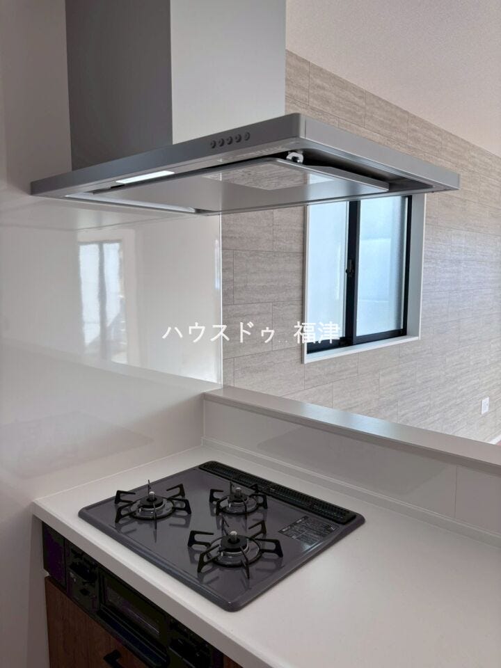 三口コンロでお料理の幅が広がります♪
焼く・蒸す・煮るを同時に出来るため、家事の時短にも繋がります^^
《福岡市東区名島4丁目 新築戸建て》