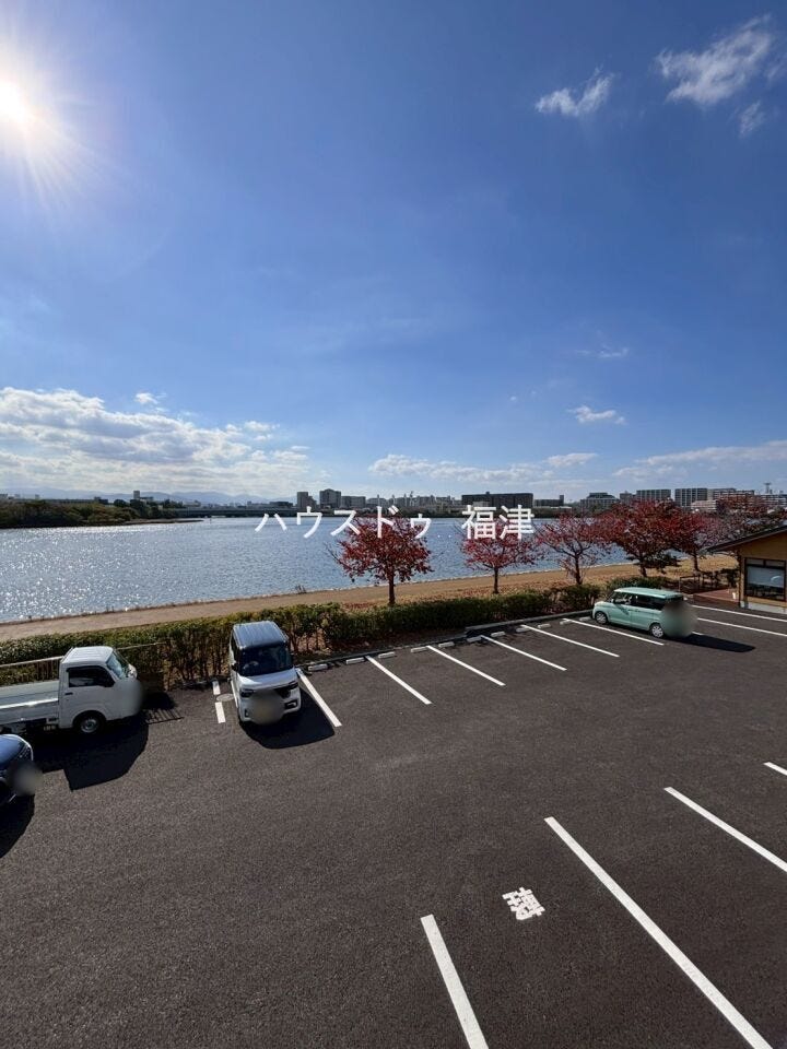 バルコニーから見える景色です♪
11月は紅葉も楽しめました^^
四季折々の景色をお楽しみください♪
《福岡市東区名島4丁目 新築戸建て》