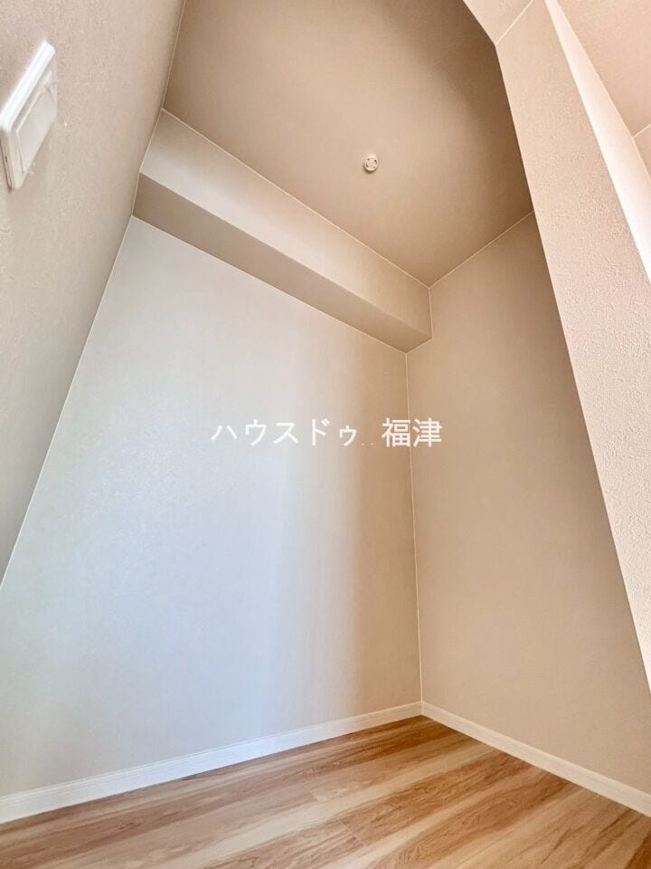 ウォークインクローゼットを完備。
お子様のアルバムや、趣味の道具・季節物の家電製品など、
お荷物が多い方でも安心のスペースです♪
《福岡市東区名島4丁目 新築戸建て》