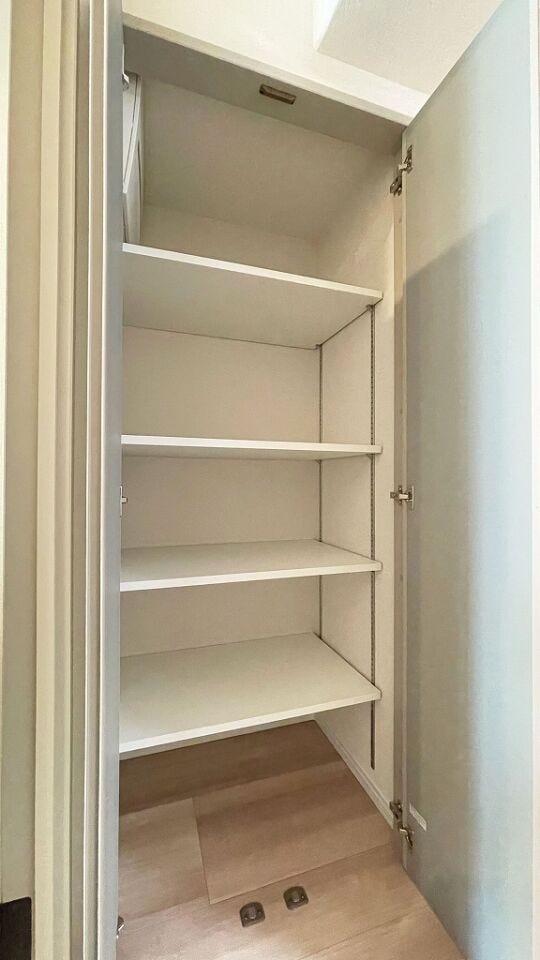 廊下にも大きめの収納がございます