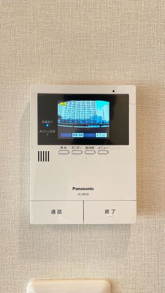 モニターフォンはお子様の留守番時にも重宝する必須防犯アイテムです。留守中に誰が訪ねてきたのかも確認できますし、在宅中も「見える安心」があります