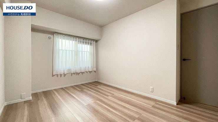 観葉植物やお花などの緑をプラスすると、ワンランク上の居心地の良い居室になりますね