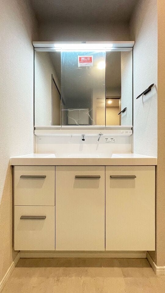 洗面台には三面鏡を採用。身だしなみを整えやすい事はもちろんですが、鏡の後ろに収納スペースを設ける事により、散らかりやすい洗面スペースをすっきりさせる事が出来ます!