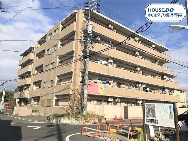 【外観】
南向きバルコニーを確保したマンションです。
全27戸、RC構造、1997年築。