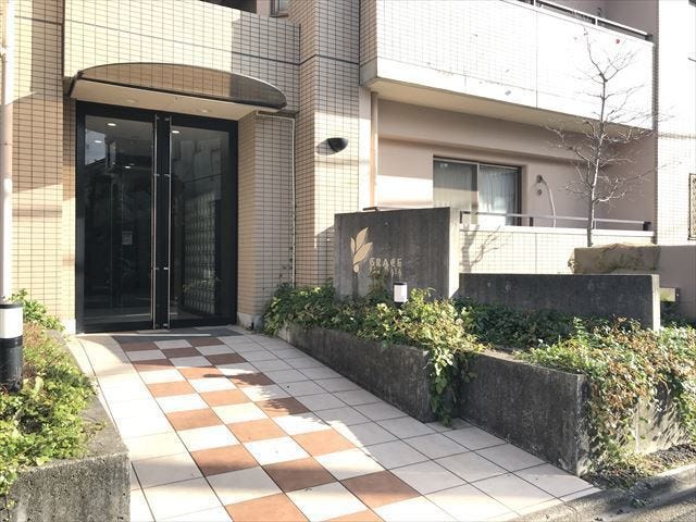 エントランスには正面に防犯カメラを設置したオートロックを完備。