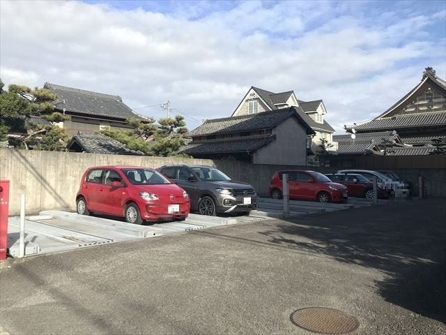 屋外には昇降式の駐車スペース平面の駐車スペースの2つを完備しています。
(※空き状況に関しては随時お問合せ下さい)