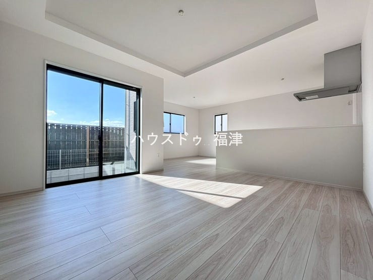 【リビング】
リビングの窓1箇所はシャッター付き!
夏は涼しく、冬は暖かくお過ごしいただけます♪
《福岡市東区名島4丁目 新築戸建て》