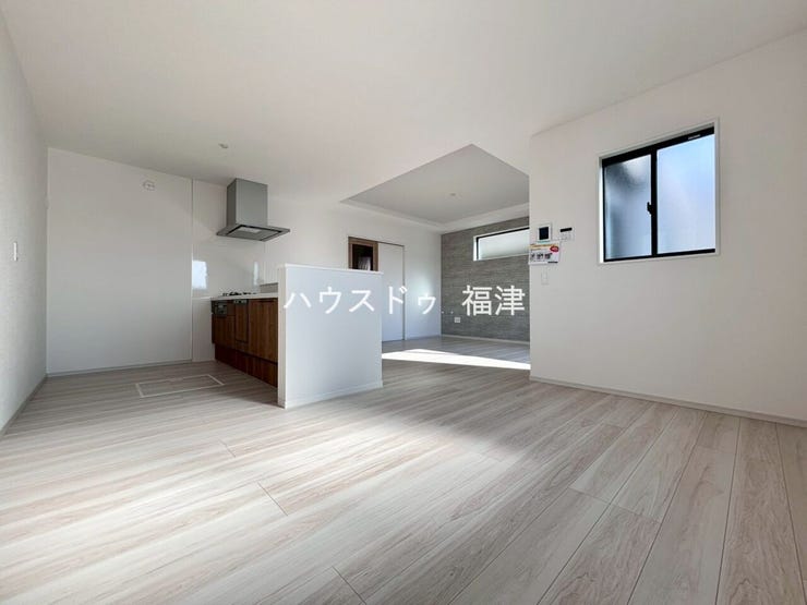 大きな窓からは気持ちのよい光が差し込みます。
明るいリビングだとご家族との会話も弾みますね!
《福岡市東区名島4丁目 新築戸建て》