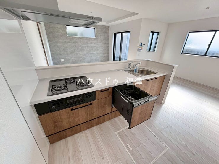 調理器具や調味料などがすっぽり収まり、
出し入れも簡単なスライド収納となっています。
《福岡市東区名島4丁目 新築戸建て》