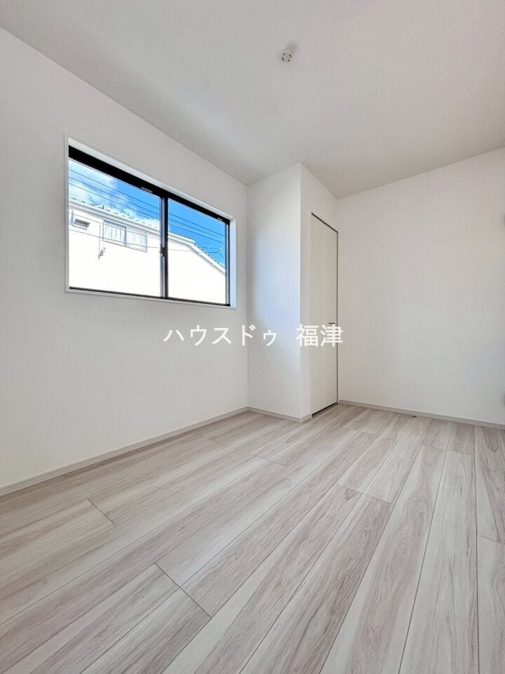 約4.6帖の洋室です♪
全居室フローリング住宅でお掃除ロボットも大活躍ですね♪
《福岡市東区名島4丁目 新築戸建て》
