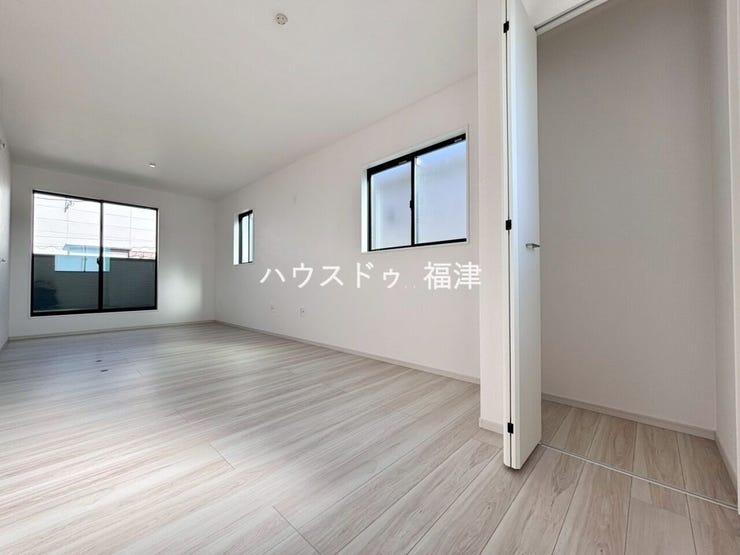 将来間取りを変更できるお部屋です^^
現在は約10.7帖ございます♪
《福岡市東区名島4丁目 新築戸建て》