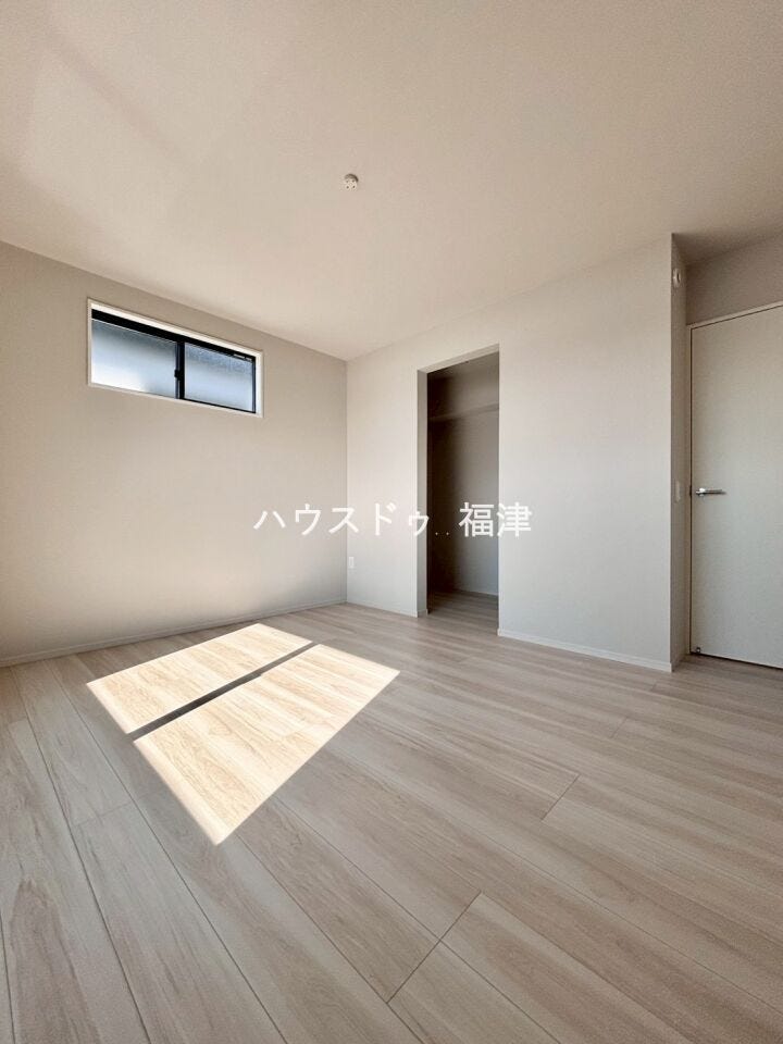 約8.7帖の洋室です♪
バルコニーに面しており、明るい室内です♪
《福岡市東区名島4丁目 新築戸建て》