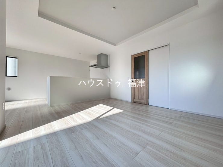 LDKは約18帖!
大きなテレビを置いたり…ソファーを置いたり…
想像が膨らみますね^^
《福岡市東区名島4丁目 新築戸建て》