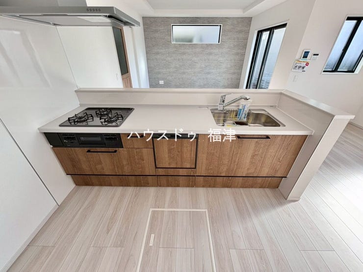 もが使いやすいデザインのキッチン♪
お料理をしている最中でも
リビングにいるご家族との会話を楽しめます。
《福岡市東区名島4丁目 新築戸建て》