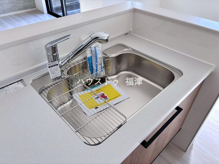 大きめのシンクで洗い物のストレス削減!
蛇口の先端に浄水器を内蔵しているため場所をとりません。
《福岡市東区名島4丁目 新築戸建て》