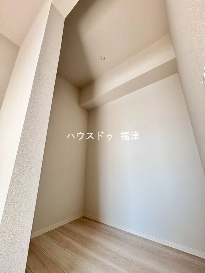 ウォークインクローゼットを完備。
お子様のアルバムや、趣味の道具・季節物の家電製品など、
お荷物が多い方でも安心のスペースです♪
《福岡市東区名島4丁目 新築戸建て》