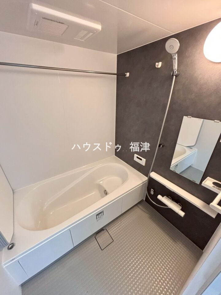 ゆとりのある浴室。足を伸ばしてご入浴いただけます。
1日の疲れを存分と癒してください。
《福岡市東区名島4丁目 新築戸建て》