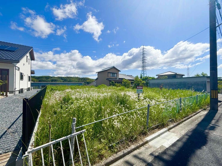 【外観】
高台に立地し、開放感のある住環境が魅力。日当たり・風通しともに良好です。