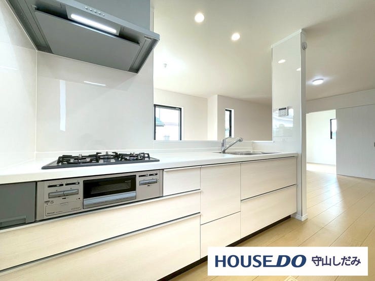 【キッチン】3口コンロなのでお料理がはかどりそうです♪主菜副菜汁物などを同時に作ることができます。コンロ数が多いとパパっと何品か同時調理できるので、時短にも繋がります。忙しい方には嬉しい設備ですね♪