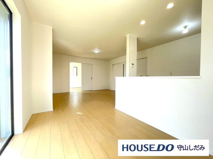 【リビング】陽当たり良好・風通し良好で光がたくさん入るリビングです。自然とみんなが集まりそうな落ち着いた空間で、家族の明るく居心地のいいお時間をゆったりお寛ぎお過ごしいただけます♪