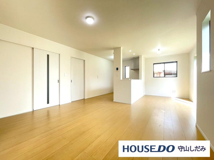 【リビング】光が優しく差し込む明るいリビング♪自然と家族が集まり、最高の家族団らんのお時間をお過ごしいただけます♪ひろびろとしたLDKで、ソファや4人掛けテーブルを置いても使いやすい配置です。