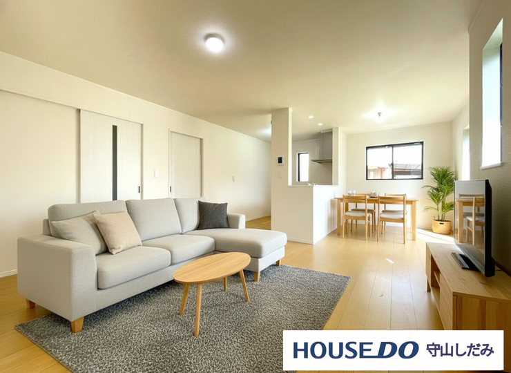 【リビング】
【家具配置イメージ/リビング】光が優しく差し込む明るいリビング♪最高の家族団らんのお時間をお過ごしいただけます♪ひろびろとしたLDKで、ソファや4人掛けテーブルを置いても使いやすい配置です。