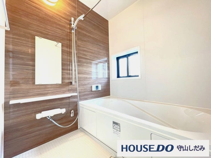 【浴室】広々とした浴室で足を延ばして浴槽に浸かることができます。落ち着いた色合いの浴室で、プライベート空間をゆったりお過ごしできます。浴室暖房乾燥機能付きで湿気を排除。カビ対策や衣類乾燥にも便利です。