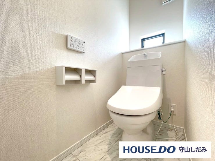 【トイレ】明るく、ひろびろとしたトイレです。掃除もしやすく、綺麗を保てます。ご自分の好きなアロマや芳香剤を置いて落ち着く空間を演出するもの良いですね♪1人になれる空間ですから、リラックスしたいですね。