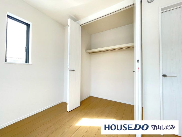 【クローゼット】洋室にある収納です。高さと奥行きがあり、かさばりがちな衣類をまとめて収納できます。各部屋収納たっぷりの間取りとなっております。部屋ごとに設けた収納は住みやすさへのこだわりです。