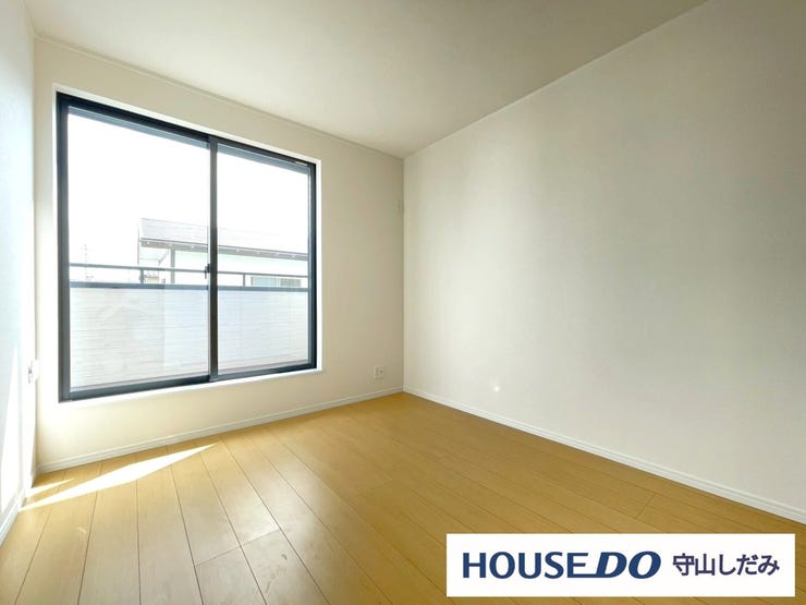 【洋室】丁度いいサイズの洋室です。トレンドになりつつあるのが、広過ぎず、快適すぎない子ども部屋。勉強と寝るだけの部屋にすることで閉じこもりがなくなり、リビングで過ごす時間が増えると言われています。