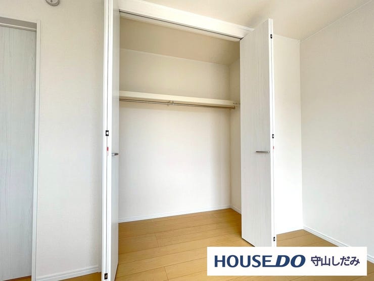 【クローゼット】広々としたクローゼットで、収納に余裕を持たせ、毎日をもっと楽に。整然とした空間で、探し物を減らし、ストレスフリーな生活を。収納力も良く、衣類がすっきり片付きます。