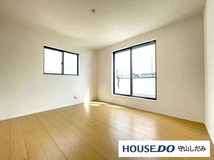 【洋室】広々とした洋室です♪ゆとりのある洋室はご夫婦の主寝室にいかがですか?♪クローゼット付きなので収納にも困りません。各居室収納はたっぷりあるので、お部屋をすっきりと保てそうです♪