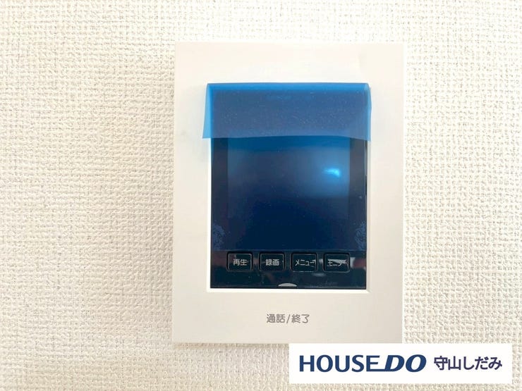 【インターホン】来客時に便利なモニター付インターホン。玄関ドアを開けることなく夜間でも訪問者の顔をモニターで確認できるため、トラブル防止にも繋がります。奥様やお子様のみのご在宅でも安心の防犯設備です!