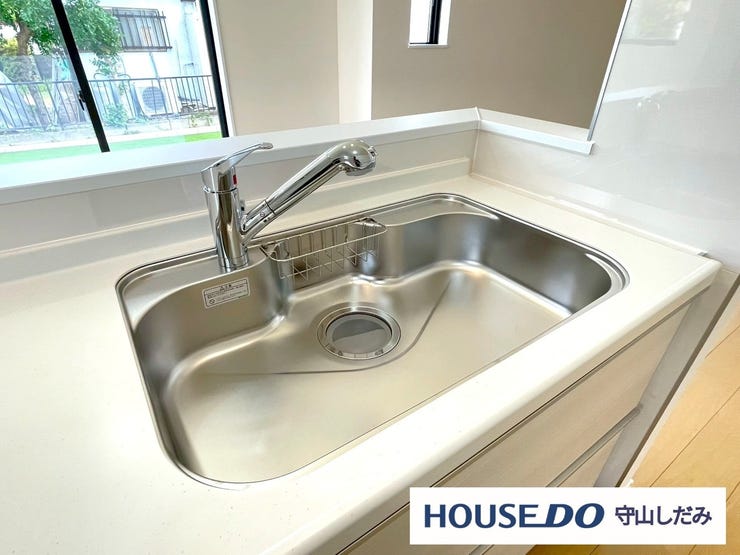 【浄水器機能付水栓】浄水と原水をボタン一つで簡単に切り替えができるビルトイン式浄水器水栓を採用。ビルトインの為見た目もすっきりです♪シャワーノズルでシンク周りも簡単にお手入れでき、毎日清潔に保てます!