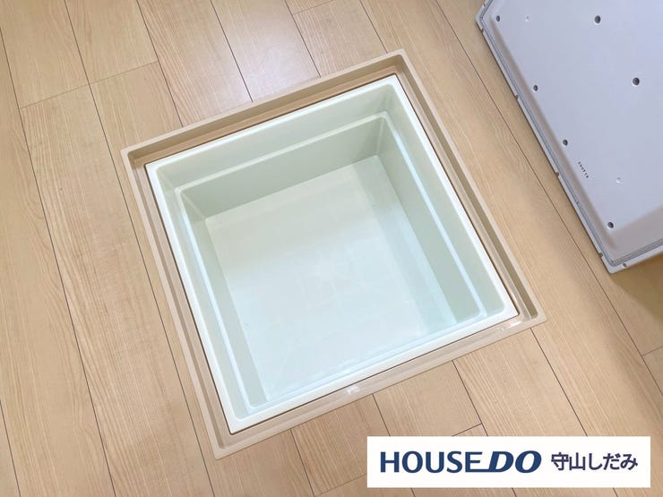 【床下収納庫】キッチンの足元にある床下収納です。点検口・収納としても利用できます。食品のストックや災害時の非常食ストック、日用品の収納に便利です。収納ボックスを外した下は、床下点検口になっております!