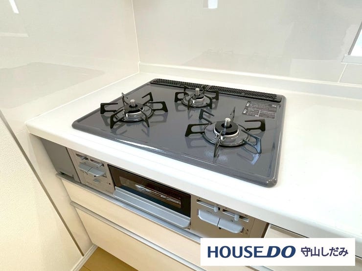 【3口コンロ】3口コンロ付きなので、お料理がはかどります。メイン料理2品を手前のコンロで調理しながら、奥の小バーナーで汁ものを調理するなど、複数の調理を一度に行うことができます。時短調理に繋がります!