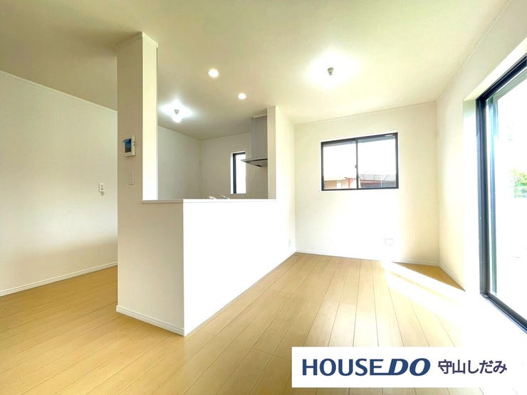 【リビング】開放感のあるリビング。掃き出し窓から採光を確保することができ、明るい空間で家族団らんできます♪ダイニングテーブルを置いてもゆとりのある広さなので、心地よい食事の時間をお過ごしいただけます♪