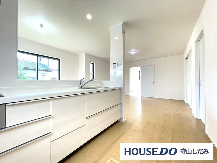 【LDK】開放感のある対面キッチンなので、小さなお子さんの様子も分かり安心。お料理や片付けをしならでも家族との会話を楽しめますね♪広々としているのでご夫婦やお子さんと一緒にお料理もできそうです!